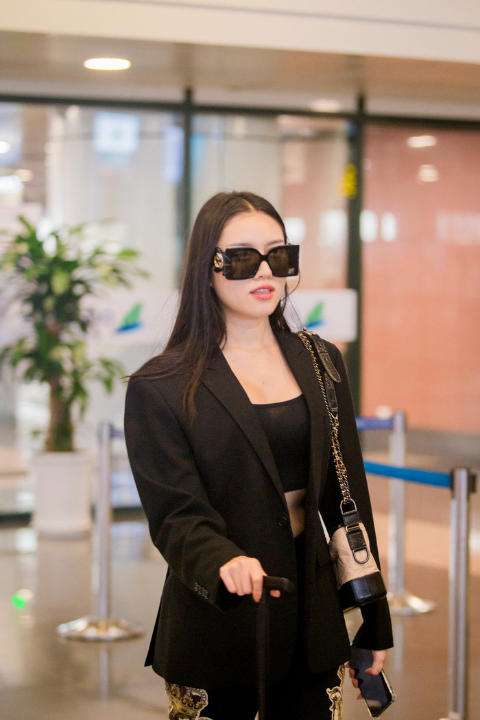 Ngoc Trinh hut anh nhin o san bay du an mac kin dao-Hinh-5