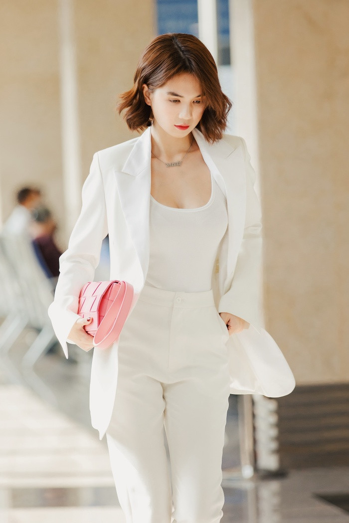 Ngoc Trinh hut anh nhin o san bay du an mac kin dao-Hinh-2