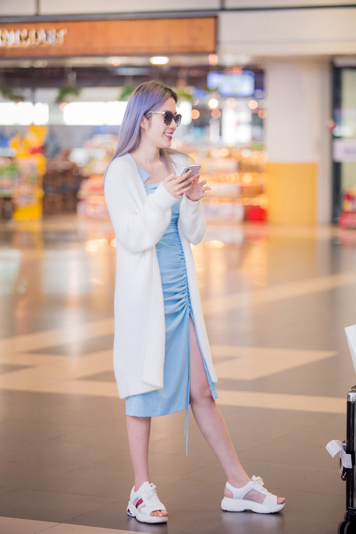 Ngoc Trinh hut anh nhin o san bay du an mac kin dao-Hinh-4