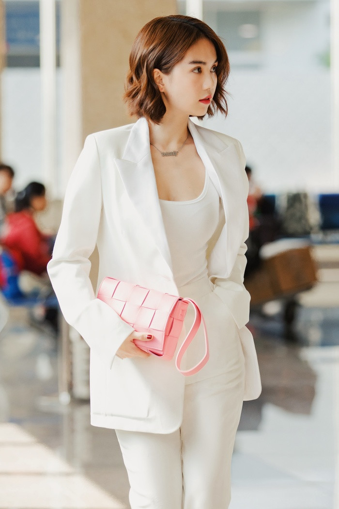 Ngoc Trinh hut anh nhin o san bay du an mac kin dao-Hinh-3