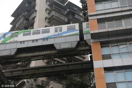 Nhờ thiết kế độc lạ, đường sắt chạy xuyên qua chung cư cao tầng khiến nhiều du khách thích thú.