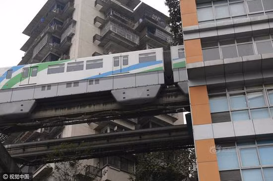 Nhờ thiết kế độc lạ, đường sắt chạy xuyên qua chung cư cao tầng khiến nhiều du khách thích thú.