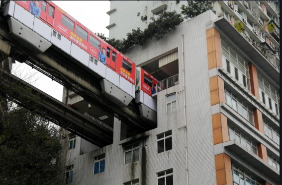 Thay vì đi vòng quanh công trình, hoặc buộc phải phá hủy để nhường lối cho công trình công cộng, việc xây dựng đường ray qua tòa nhà là phù hợp.