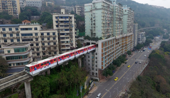 Được biết, việc xây đường ray tàu hỏa chạy qua tòa nhà là giải pháp phù hợp cho thách thức về giao thông của thành phố Trùng Khánh, bởi nơi đây đa phần địa hình đồi núi.