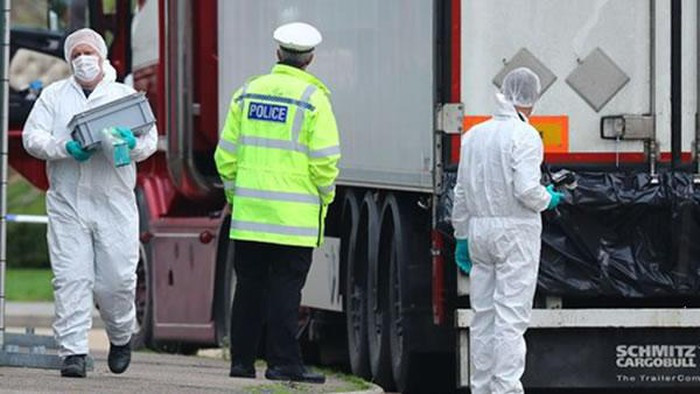 Cảnh sát Anh điều tra tại hiện trường thùng container chứa 39 thi thể nạn nhân xấu số. Ảnh: PA