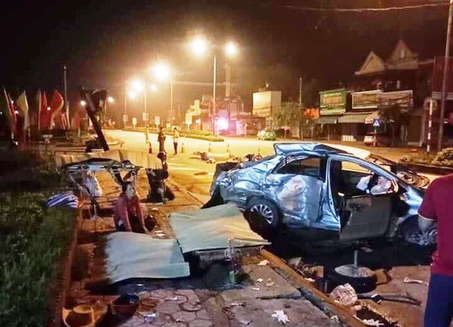 Nghe An: Oto tong xe giuong nam, 3 nguoi tu vong