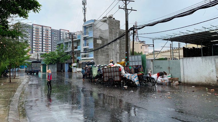 Cư dân trong Him Lam Phú An đang vô cùng lo lắng vì mùa mưa đã đến, mức độ hôi thối, ô nhiễm từ trạm trung chuyển rác càng khủng khiếp khi nước mưa hòa cùng nước thải ào ạt chảy vào hướng chung cư.