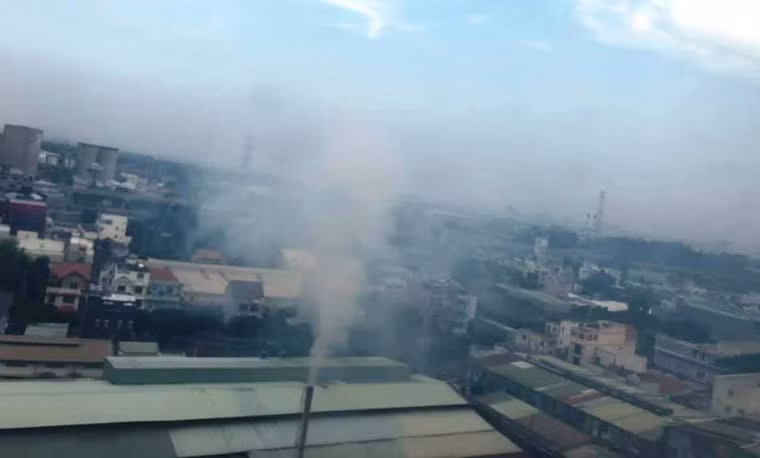 Hình ảnh thường xuyên được cập nhật trên nhóm Facebook dành riêng cho cư dân Him Lam An Phú về "thảm cảnh" ô nhiễm khói độc, bụi bẩn do nhà máy giấy gây ra với môi trường.