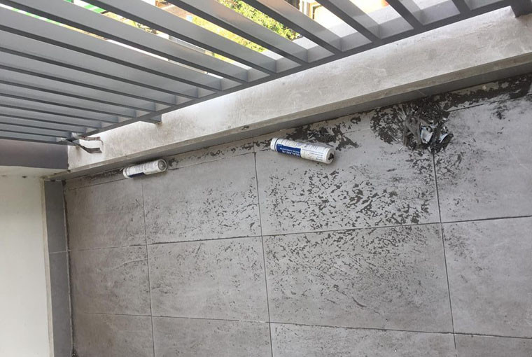 Trước tình cảnh đó, hàng loạt cư dân Block C, D có view phía Tây Bắc phải rủ nhau "bán tống, bán tháo" căn hộ đã mua cho chính Công ty Him Lam. Phía chủ đầu tư đã đồng ý cho hủy hợp đồng mua bán và nhận lại tiền.