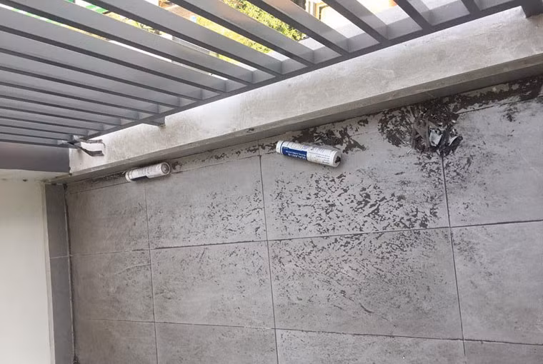 Trước tình cảnh đó, hàng loạt cư dân Block C, D có view phía Tây Bắc phải rủ nhau "bán tống, bán tháo" căn hộ đã mua cho chính Công ty Him Lam. Phía chủ đầu tư đã đồng ý cho hủy hợp đồng mua bán và nhận lại tiền.