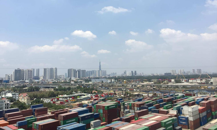 Ngoài ra, cư dân nơi đây còn chịu cảnh khốn đốn khi suốt từ đêm đến sáng, phải chịu ảnh hưởng từ tiếng ồn của cảng container sát bên. Suốt từ sáng tới đêm, tiếng xe cộ ra vào, tiếng giao nhận các container khổng lồ từ cảng này liên tục quấy nhiễu cuộc sống an lành của dân. Tới bây giờ, cư dân Him Lam Phú An vẫn trăn trở không biết tới khi nào, không gian sống vừa phú vừa an mới thực sự đến bên họ như chính tên tuổi của dự án? 