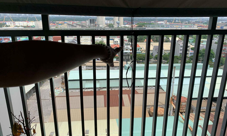 Cư dân Him Lam Phú An không thể chịu đựng nổi thảm cảnh ô nhiễm từ ngoài đường về đến căn hộ của mình. Một người dân tiết lộ từng rất hào hứng khi chọn được căn nhà hướng Tây Bắc nhưng cuối cùng những gì chị được đón nhận mỗi ngày lại là tiếng ồn "rì rầm" và những ống xả cao ngút phả khói không ngừng nghỉ từ nhà máy giấy.