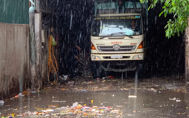 Chung cư Him Lam Phú An tọa lạc trên đường Thủy Lợi, phường Phước Long A, quận 9, TP HCM. Đây là dự án nằm ở vị trí khá đắc địa, ngay cửa ngõ phía Đông của TP HCM. Thế nhưng, ngay từ đường vào khu căn hộ, cư dân đã phải khốn đốn vì trạm trung chuyển rác bốc mùi hôi thối. Trong những ngày mưa, dòng nước đục ngầu từ rác thải hòa vào nước mưa gây ra tình trạng ô nhiễm vô cùng khủng khiếp.