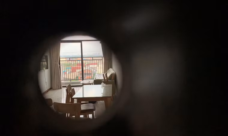 Nhiều căn hộ thuộc block C, D có tầm nhìn rất đẹp, hướng ra Xa lộ Hà Nội nhưng chưa có người mua hoặc người mua không dám ở vì mức độ ô nhiễm nghiêm trọng từ nhà máy giấy.