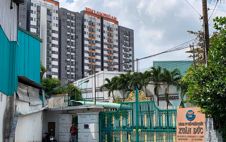 Vừa phải “chịu trận” với trạm trung chuyển rác chưa biết đến bao giờ mới được giải tỏa, cư dân vừa phải sống chung với tình trạngô nhiễm môi trường. Không gian sống của các hộ dân càng ngột ngạt hơn bởi ngay bên cạnh chung cư Him Lam Phú An là Nhà mấy giấy Xuân Đức gây ô nhiễm không khí trầm trọng. 