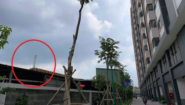 Tiếng ồn do máy quạt và máy hút giấy vụn gây ra khiến người dân khó có được phút yên tĩnh và bầu không khí trong lành. Bên cạnh đó, bụi từ nhà máy giấy do lò đốt than khiến khói cuồn cuộn suốt ngày, gây mùi khó chịu như nylon cháy. 