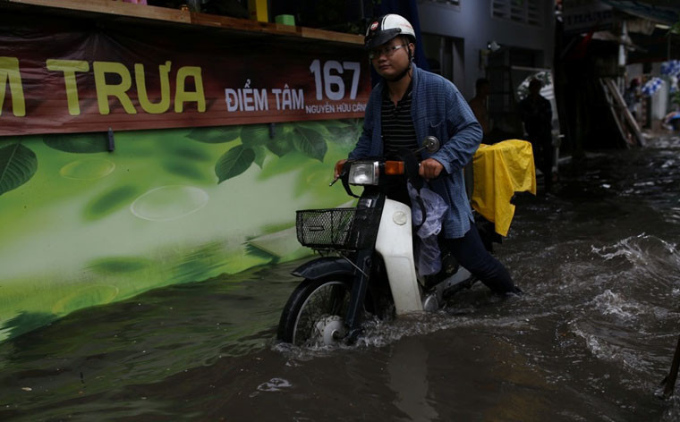 Cảnh khốn đốn của người dân khi mới vào đầu mùa mưa ở TP HCM.