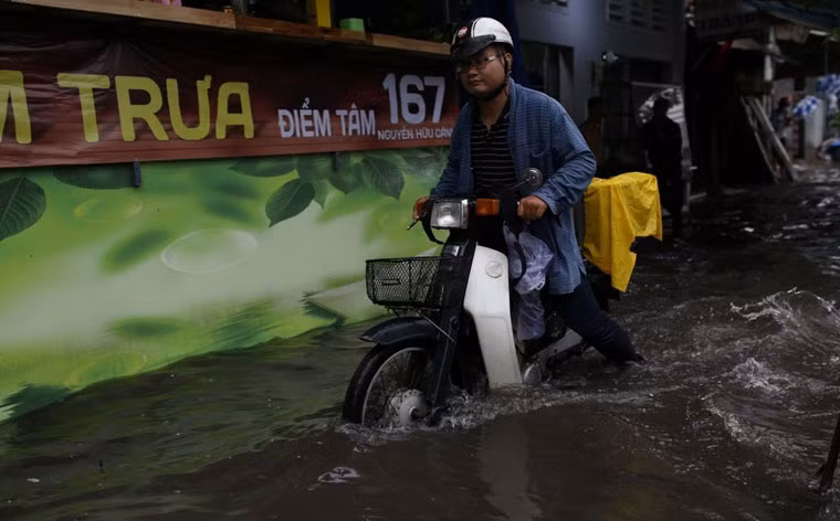 Cảnh khốn đốn của người dân khi mới vào đầu mùa mưa ở TP HCM.