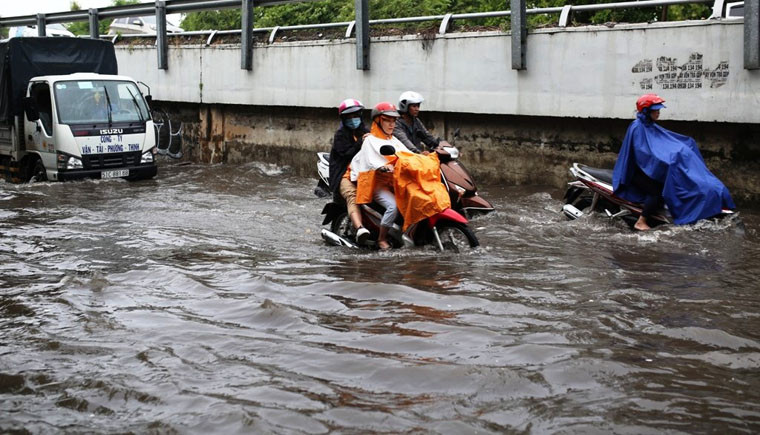 Đến các tuyến đường ở ngoại thành như Phạm Văn Đồng, Kha Vạn Cân (quận Thủ Đức), Quốc Hương (quận 2), Đỗ Xuân Hợp, Lê Văn Việt (quận 9)... đều mênh mông nước.