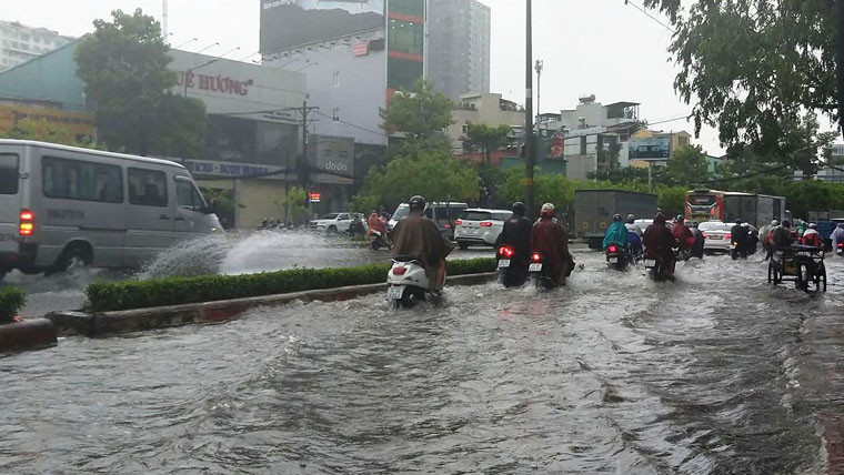 Nước mưa thoát không kịp đã gây ngập, người đi đường vô cùng khốn đốn vật lộn với nước ngập hơn nửa mét.