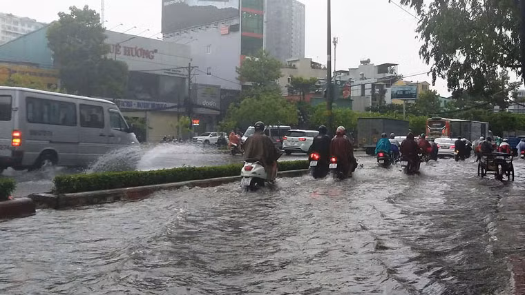 Nước mưa thoát không kịp đã gây ngập, người đi đường vô cùng khốn đốn vật lộn với nước ngập hơn nửa mét.