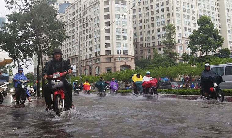 Cơn mưa trên diện rộng bất đầu xuất hiện từ đầu giờ chiều cùng ngày. Lượng mưa lớn dồn dập đổ về đã gây quá tải cho các miệng thu nước.