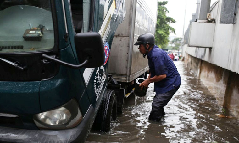 Xe tải bị nước mưa ngập trên đường gây chết máy giữa đường.