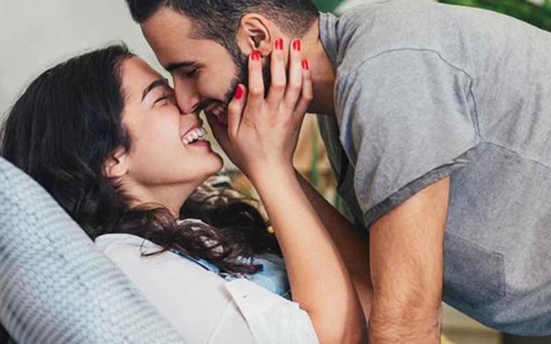 Nghiện các sản phẩm công nghệ: Nếu bạn chơi điện thoại di động và chơi game trong một thời gian dài, nó sẽ có tác động lớn đến sự thân mật và giảm cảm giác ham muốn đối với nửa kia của mình.