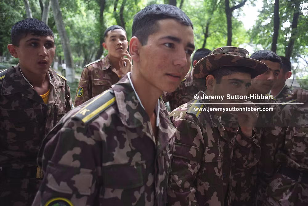 Lực lượng Vũ trang Cộng hòa Uzbekistan (hay gọi ngắn gọn là Quân đội Uzbekistan) bao gồm 5 lực lượng: Lục quân, Phòng không - Không quân, Hải quân, Vệ binh Quốc gia và Biên phòng. Tuy được đánh giá là đạo quân lớn nhất, mạnh mẽ nhất vùng Trung Á, thế nhưng quân số của Quân đội Uzbekistan khiêm tốn, 65.000 người. Nguồn ảnh: Jeremy Sutton-Hibbert Archive