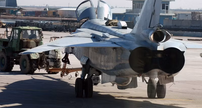 Không quân đứng thứ 2 về số lượng binh sĩ trong Quân đội Uzbekistan với quân số khoảng 15.000 người, trang bị khoảng 200 máy bay các loại. Trong đó, số máy bay chiến đấu khoảng 100 chiếc, thế nhưng quá nửa trong số đó lại được niêm cất bảo quản. Trong ảnh, một chiếc Su-24 đang được niêm cất tại căn cứ Karshi-Khanabad. Nguồn ảnh: Wordmilitaryintel