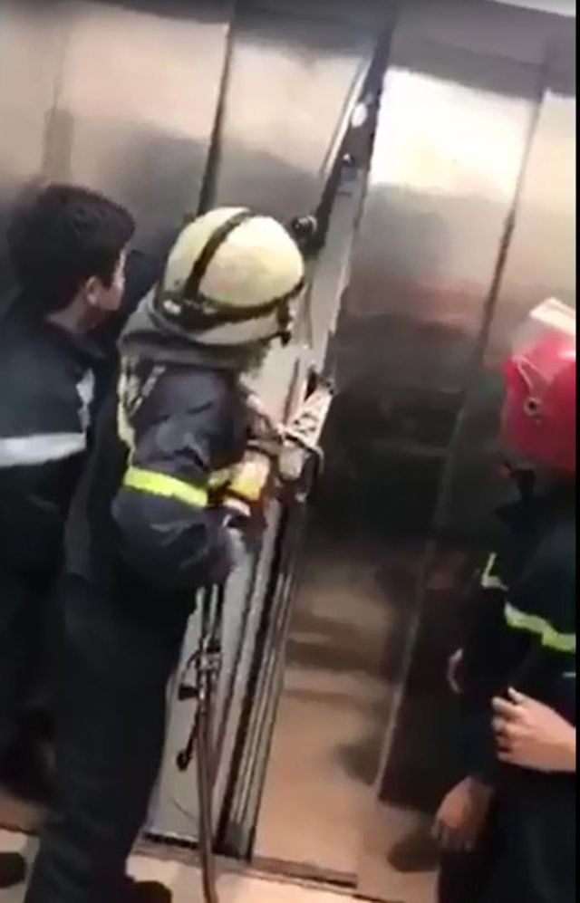 Giai cuu 21 nguoi mac ket thang may o TP HCM