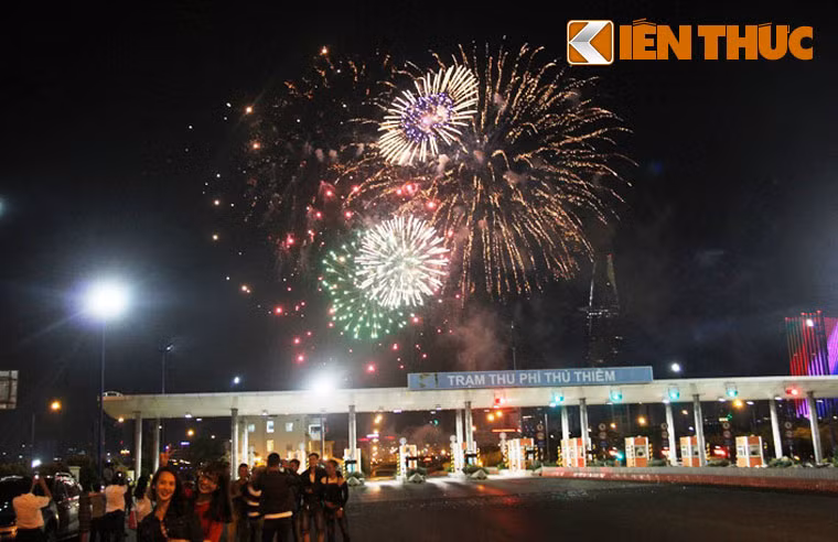 Phao hoa ruc sang bau troi TP HCM dem Quoc khanh 2/9-Hinh-4