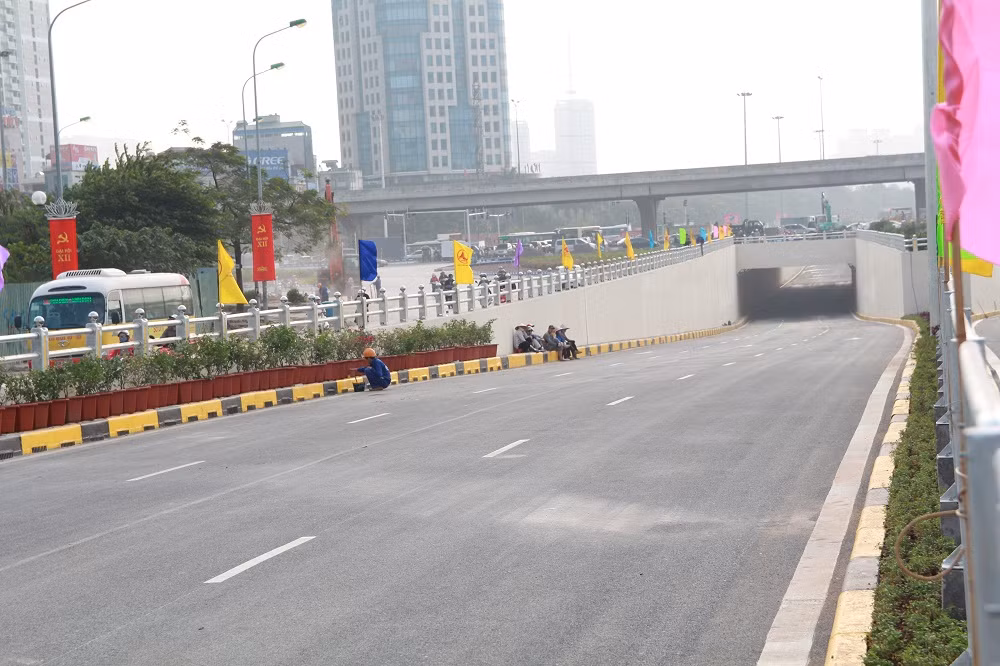 Khi đưa vào sử dụng, nút giao 3 tầng hiện đại này hạn chế được các luồng phương tiện đi qua giao cắt dưới gầm đường vành đai 3 tại ngã 4 Khuất Duy Tiến - Phạm Hùng. Giúp cho các phương tiện từ nội đô ra đại lộ Thăng Long và ngược lại được thuận lợi.