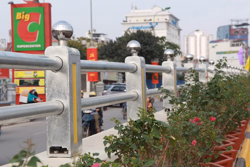 Hầm chui nút giao Trung Hoà, quận Cầu Giấy với chiều dài gần 700m, theo hướng Đại lộ Thăng Long - Trần Duy Hưng và ngược lại với tổng mức đầu tư 1.087 tỷ đồng có 3 làn xe cơ giới rộng 3,5m/làn.