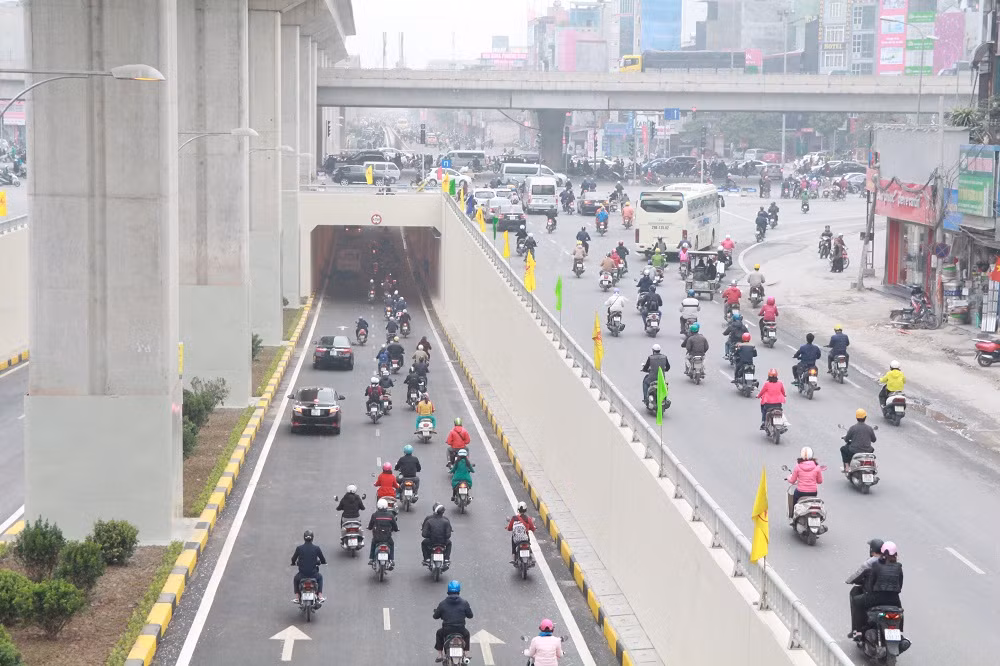 Tại hướng đi từ Hà Đông đi Nguyễn Trãi và từ Hà Đông đi Nguyễn Xiển, mật độ giao thông khá thông thoáng.