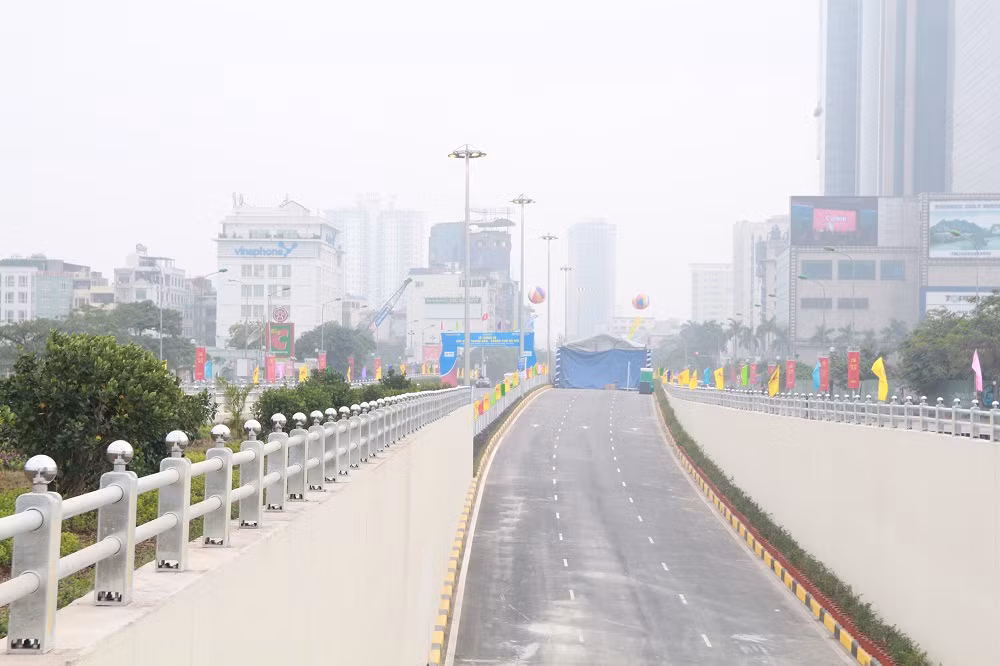 Tại hướng đi ngược lại, Đại Lộ Thăng Long - đường Trần Duy Hưng, các phương tiện vẫn chưa thể lưu thông, do phần rạp làm lễ thông xe chưa được dỡ bỏ.