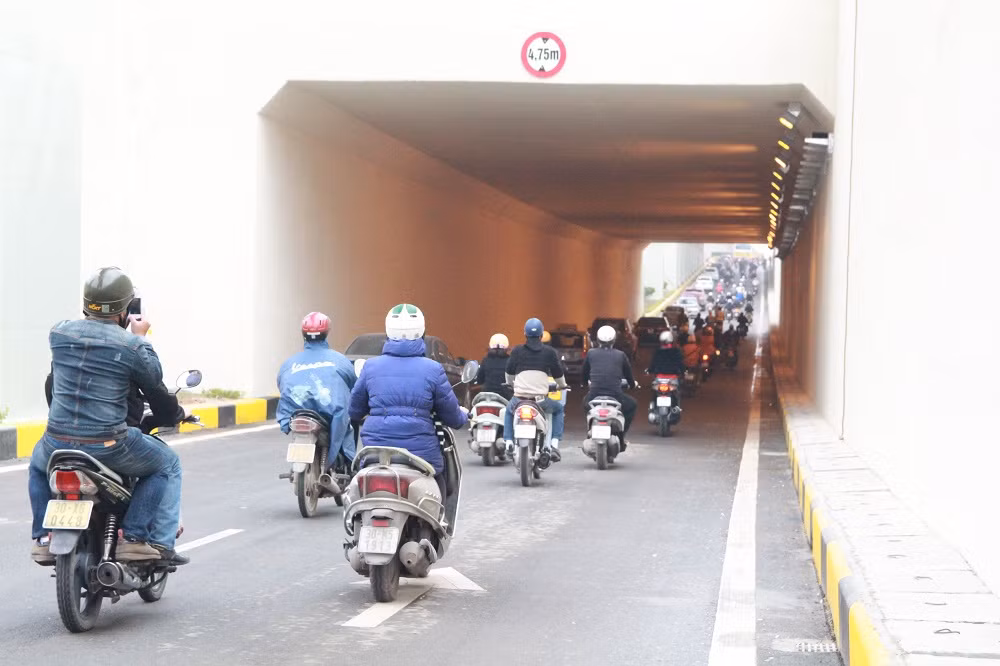 Cận cảnh các phương tiện tiến vào hầm chui.