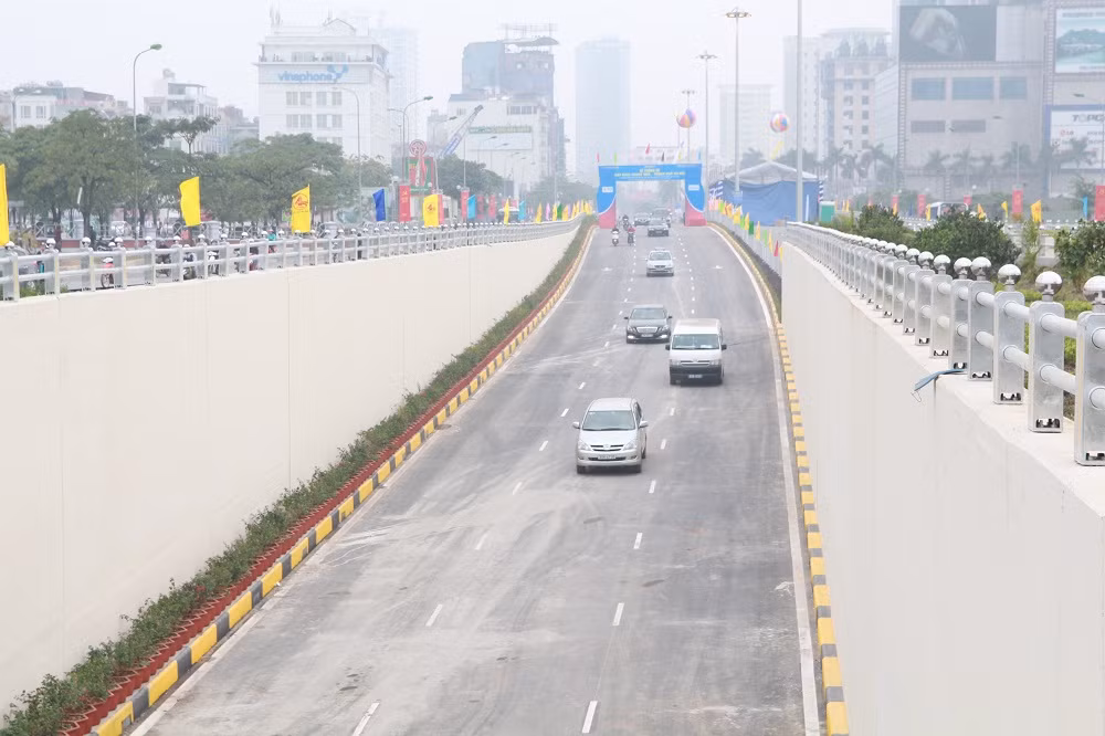 Mật độ giao thông lưu thông qua hầm chui khá thưa thớt.