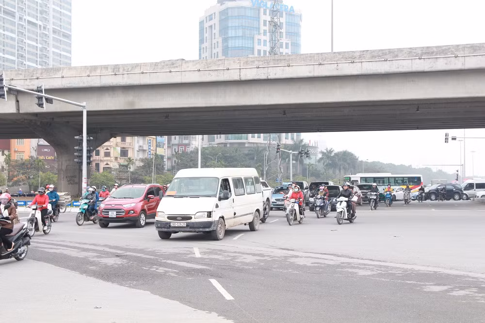 Chính vì vậy, tại ngã nút giao Trung Hòa, phần phía trên hầm chui mật độ giao thông khá đông đúc.