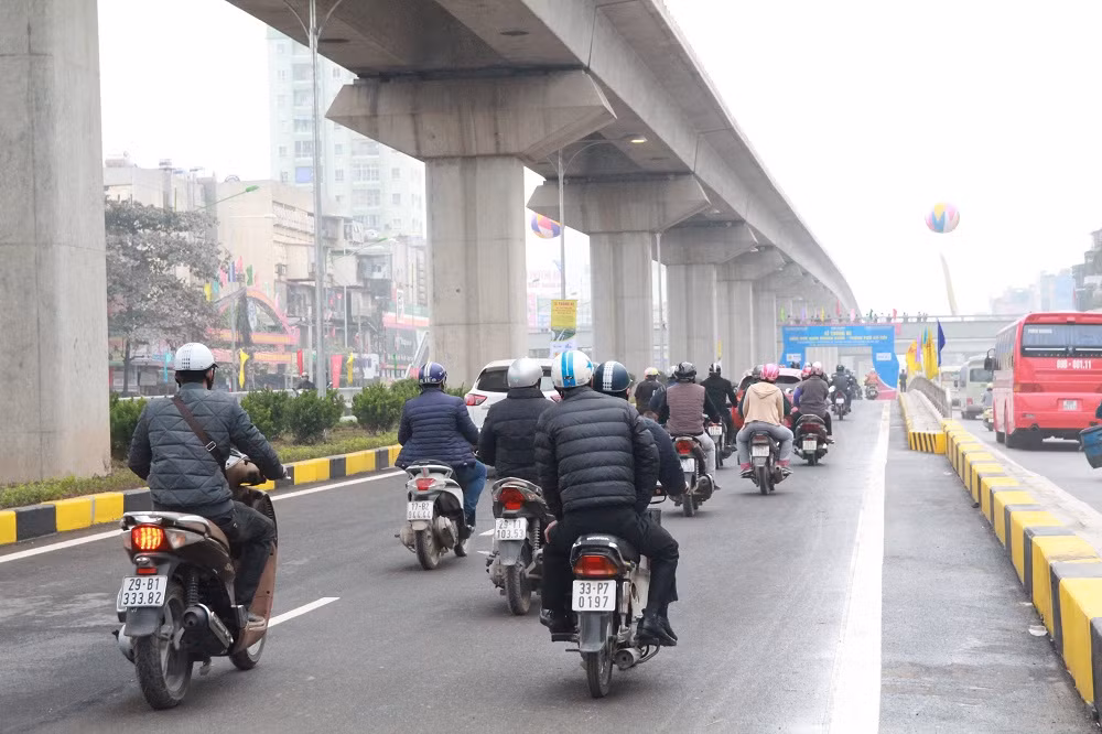 "Lần đầu tiên thấy tình trạng giao thông ở đây dễ thở như này. Không còn cảnh ùn tắc hay cố trèo lên vỉa hè để đi cho kịp giờ làm nữa" - những người dân sống tại khu vực nút thắt cho biết.