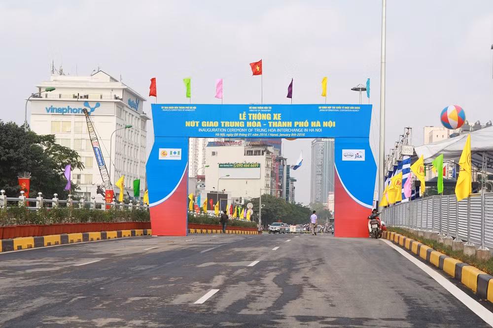 Tại hầm chui nút giao Trung Hòa cấm người đi bộ, các phương tiện xe thô sơ như xe đạp... Người dân lưu thông qua hầm theo hướng Trần Duy Hưng – Đại Lộ Thăng Long và ngược lại.