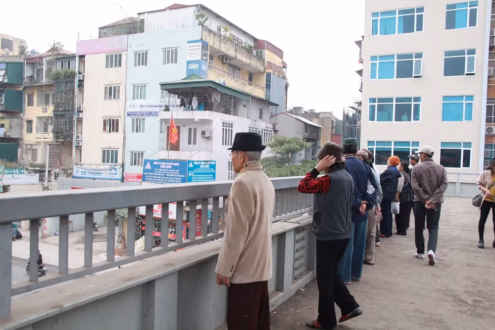 Những người dân sống tại khu vực nút thắt lên cầu thang bộ ngắm nhìn các phương tiện lưu thông sau lễ thông xe.
