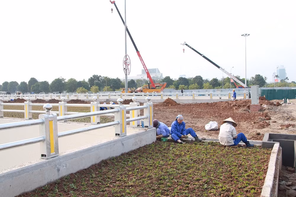 Các công nhân tạo thảm cỏ, hoa,... trang trí.