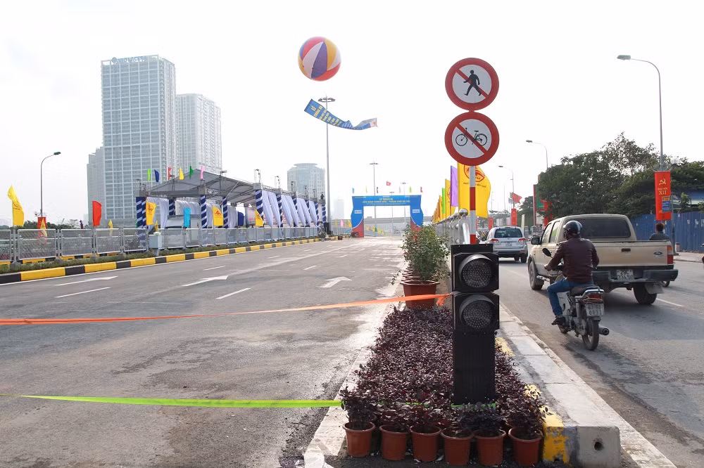 Hai công trình có tổng mức đầu tư là 1.638 tỉ đồng thuộc Dự án đầu tư xây dựng giai đoạn 2 đoạn Mai Dịch – Bắc hồ Linh Đàm thuộc đường Vành đai 3 TP Hà Nội.