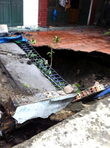 9. Hàng loạt 'hố tử thần' xuất hiện ở Quảng Ninh Rạng sáng 21/8/2014, khu dân cư Thủy Sơn (TP Cẩm Phả, tỉnh Quảng Ninh) tổng cộng 5 "hố tử thần" do đất lún, sụt. Có hố rộng hơn 10 m, sâu tới 5 m khiến gần chục hộ dân phải di dời khẩn cấp.