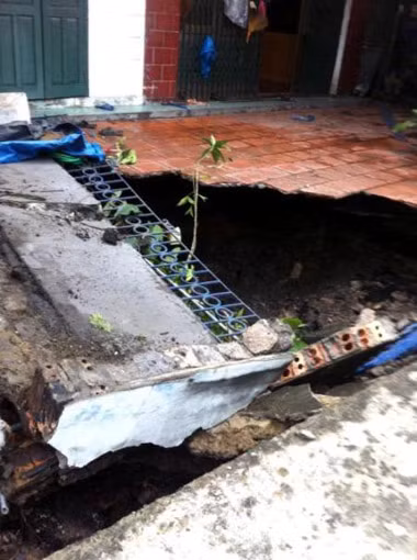 9. Hàng loạt 'hố tử thần' xuất hiện ở Quảng Ninh Rạng sáng 21/8/2014, khu dân cư Thủy Sơn (TP Cẩm Phả, tỉnh Quảng Ninh) tổng cộng 5 "hố tử thần" do đất lún, sụt. Có hố rộng hơn 10 m, sâu tới 5 m khiến gần chục hộ dân phải di dời khẩn cấp.