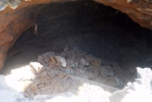 8. "Hố tử thần" 2m2 sau cơn mưa lớn ở Sài Gòn Sau cơn mưa lớn vào chiều 6/9/2014, mặt đường 21 giao với Trần Não (quận 2, TP HCM) có dấu hiệu rạn nứt và đến chiều 7/9 thì bị sụp một lỗ lớn rộng khoảng 2m2, sâu hơn một mét và khoét hàm ếch sâu rộng ra gần nửa mặt đường. Sát bên hố là miệng cống. May mắn không có xe nào bị lọt xuống hố.