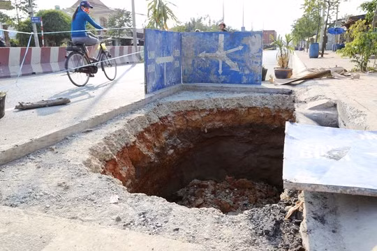 5. "Hố tử thần" xuất hiện ở Bình Dương Trưa 6/3/2015, đường ĐT 743 đoạn trước cổng Công ty New Prokin Việt Nam, khu phố Bình Quới, phường Bình Chuẩn (thị xã Thuận An, Bình Dương) đột ngột bị sụt lún tạo hố sâu. Miệng hố rộng gần 6 mét vuông, sâu khoảng 4m, đủ sức "nuốt" trọn một ô tô, hố có xu hướng mở rộng thêm. Người dân đã điện báo cho lực lượng dân quân và công an phường đến che chắn, khắc phục.