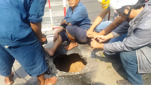 6. Hố “tử thần” xuất hiện ngay ngã tư trung tâm thành phố TPHCM Khoảng 8h sáng 29/12/2014, tại giao lộ Võ Văn Tần – Trương Định (phường 6, quận 3, TPHCM) xuất hiện một hố tử thần với hàm ếch rộng, gây lún sụt mặt đường khiến giao thông ùn ứ. Hố rất sâu, lút cả đầu người, phía dưới hố có rất nhiều cát bị nước cuốn đi, tạo thành một hố lõm rộng chừng 2 m2.