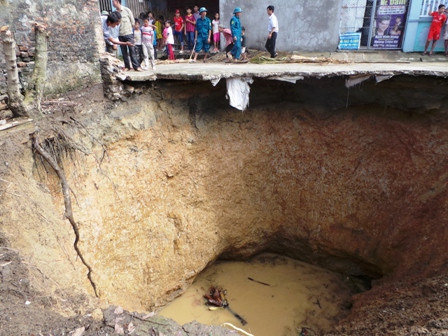 3. "Hố tử thần" sâu 20 mét ở Thanh Hoá Khoảng 4h sáng ngày 28/10/2015, một “hố tử thần” sâu khoảng 25m bất ngờ xuất hiện trong khu vườn của gia đình ông Dương Đức Hiền, ở thôn 2, xã Quý Lộc. Ban đầu miệng hố chỉ rộng chừng 1,5 m, nhưng chỉ ít giờ sau đã liên tục mở rộng. Sau khi các ngành chức năng vào cuộc tìm hiểu nguyên nhân sụt lún và đã chỉ đạo tiến hành san lấp bằng đất sét, đá thải. Đến khoảng 10 ngày sau (13/11) thì xuất hiện hiện tượng sụt lún trở lại. Ở rìa hố cũ, một vạt đất dài tiếp tục sụt xuống tạo thành một “hố tử thần” mới với đường kính khoảng 1,5 m, sâu gần 3 m.